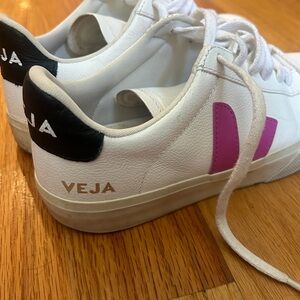 White Veja Leather low top Sneakers with magenta V in size 6